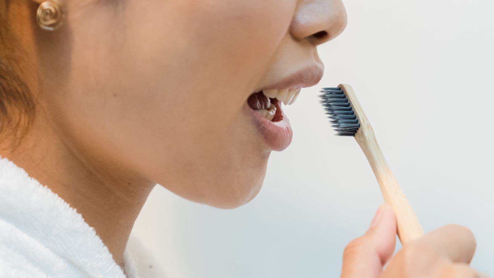 Chăm sóc răng sứ: cách giữ răng bền lâu hơn