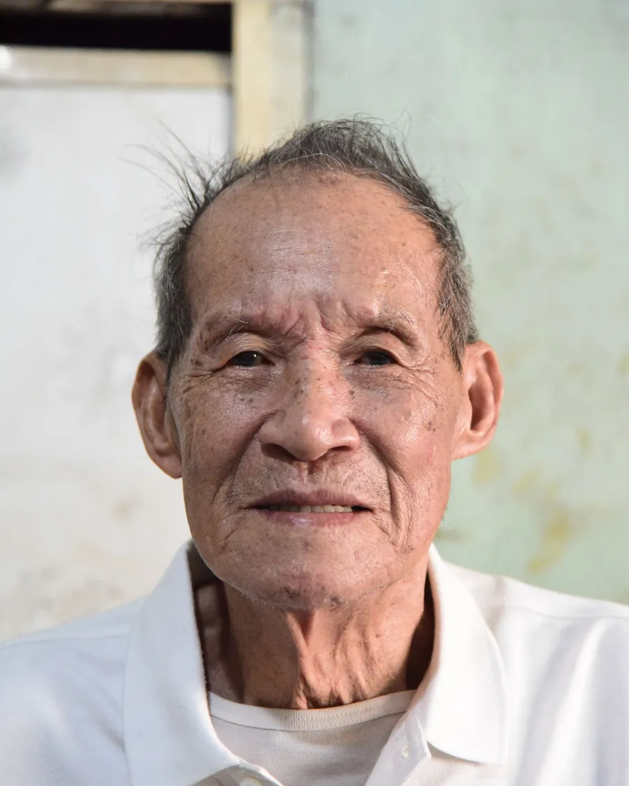 Cụ ông mỉm cười trong căn nhà ấm cúng